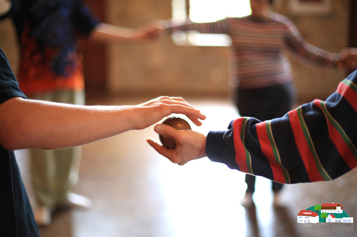 Das slideshow-Fenster „Impressionen aus dem Therapiebereich Eurythmie in der Siedlung Bühel“ anzeigen ...