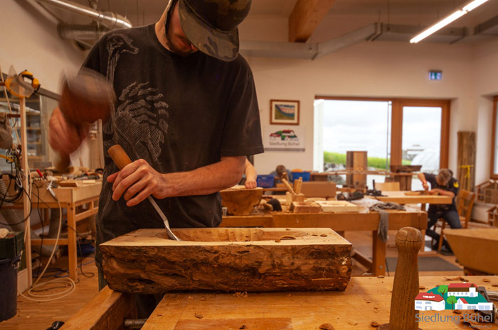 Das slideshow-Fenster „Impressionen aus der Holzwerkstatt in der Siedlung Bühel“ anzeigen ...